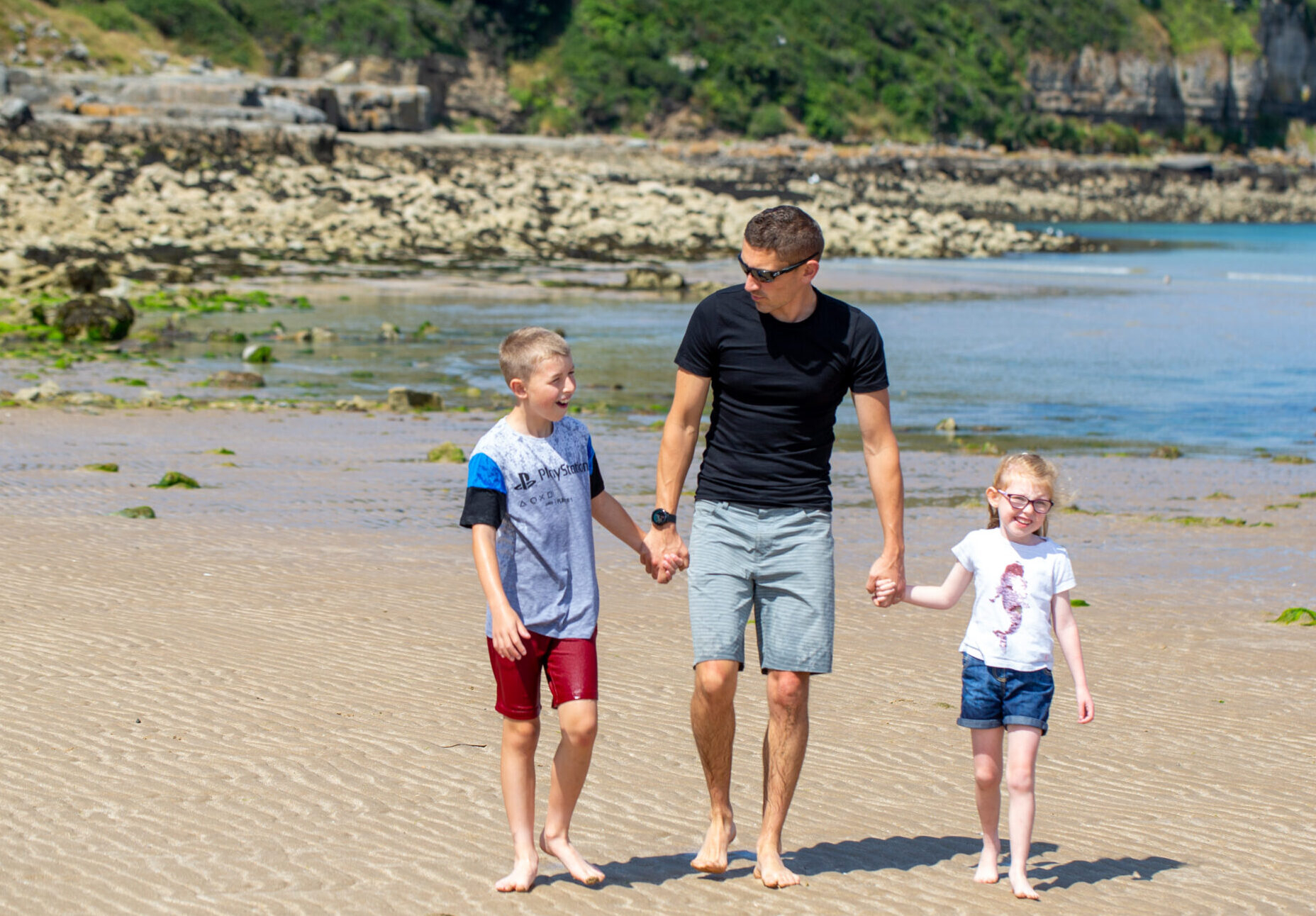 Teulu ar y traeth / Family on a beach