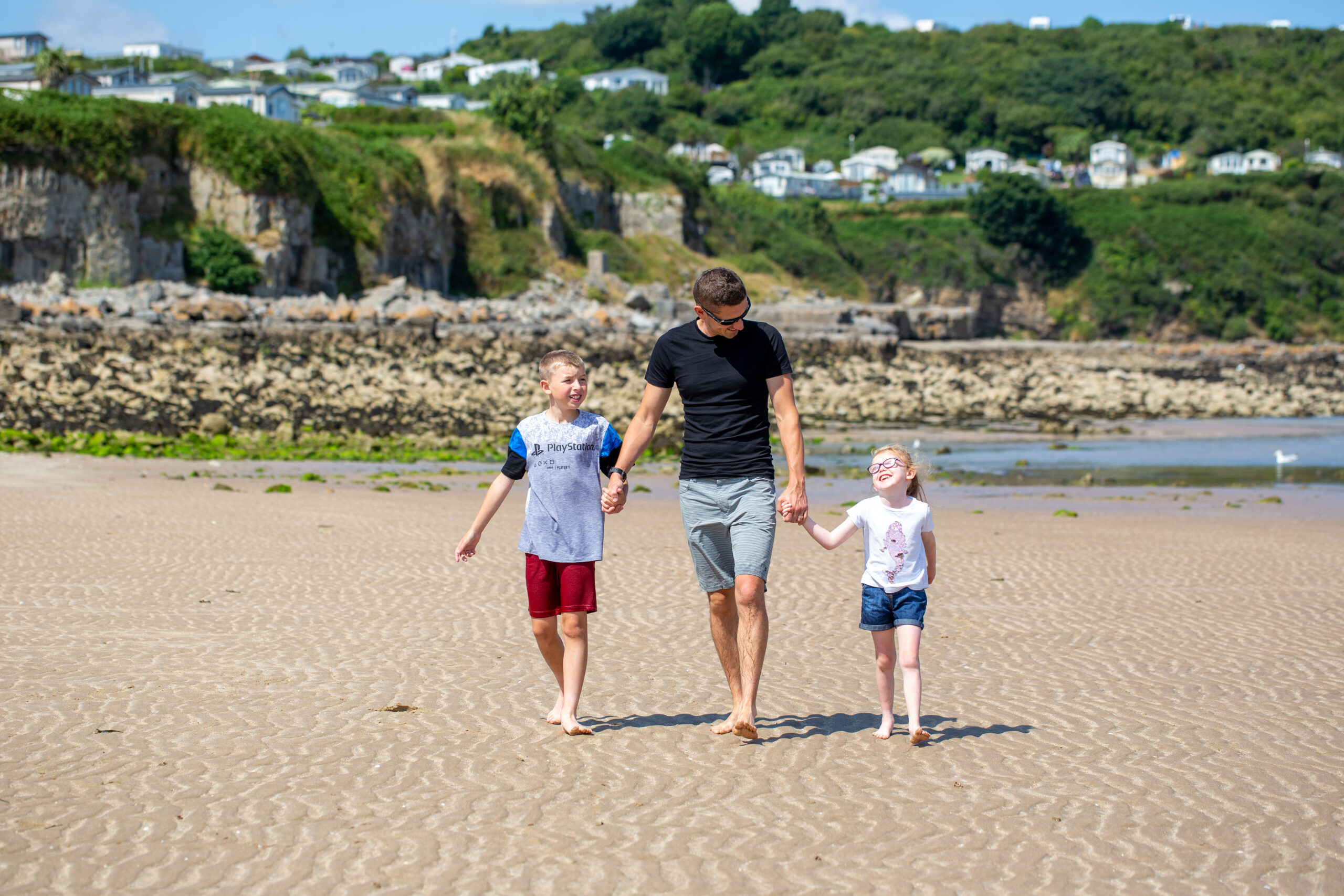 Teulu ar draeth / Family on a beach