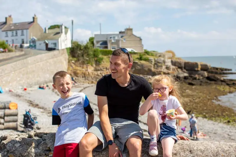 Teulu yn bwyta hufen iâ / Family enjoying and ice cream